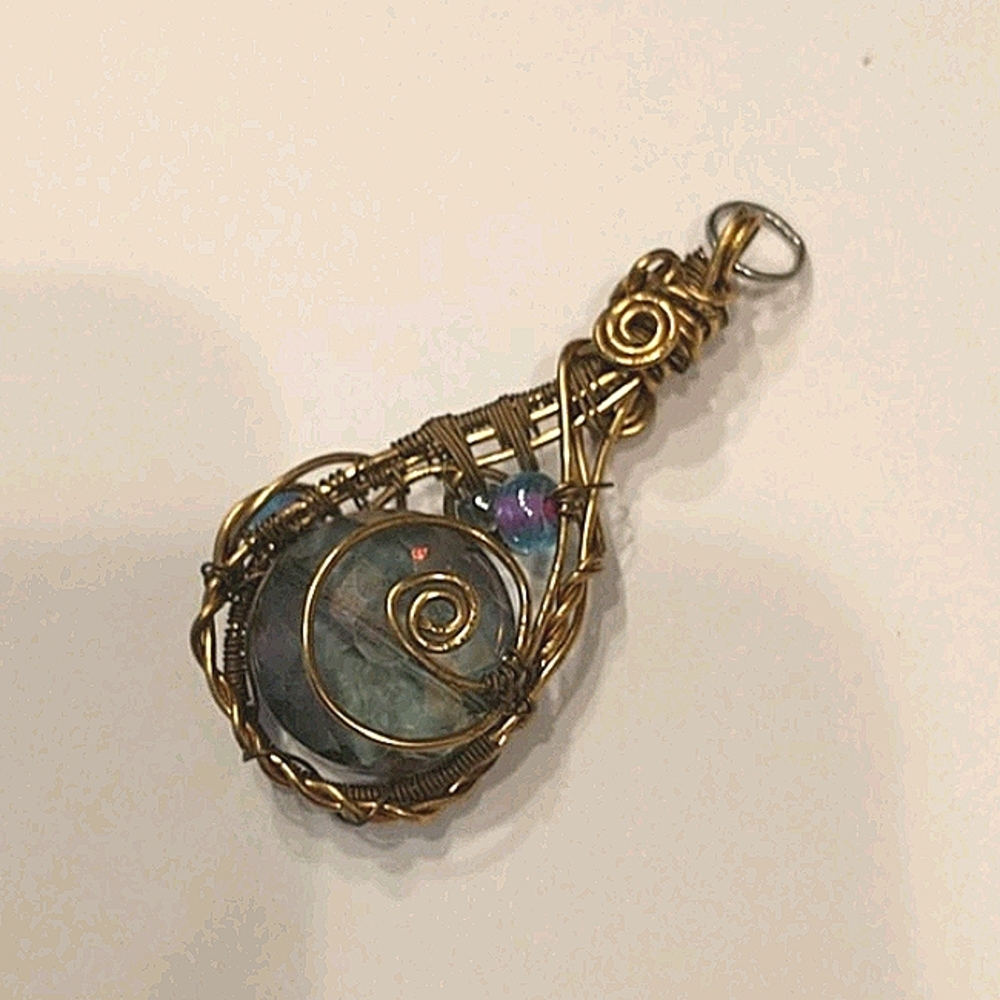 🇨🇦 Beautiful Wire Wrapped Crystal Glass Pendant - Picture 3 of 4